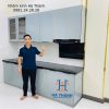 Tủ bếp nhôm cánh kính cường lực màu ghi sáng