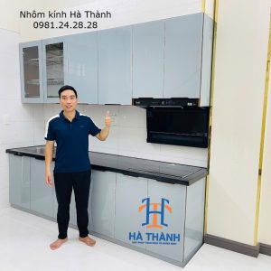 Tủ bếp nhôm cánh kính cường lực màu ghi sáng