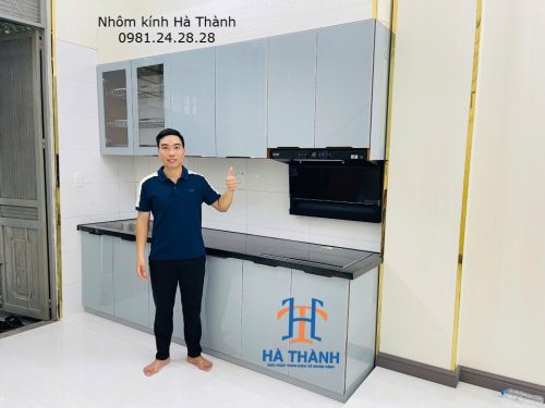 Tủ bếp nhôm cánh kính cường lực màu ghi sáng