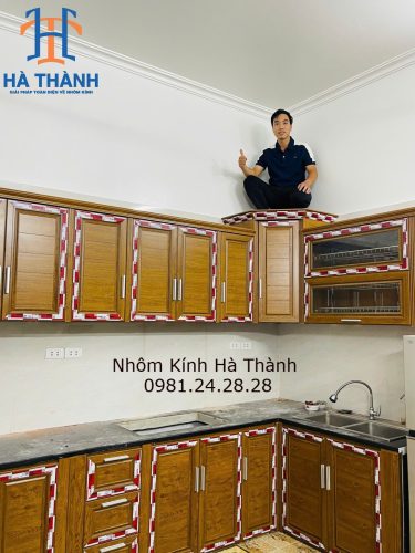 Tủ bếp nhôm nội thất màu vân gỗ hệ nội thất omega