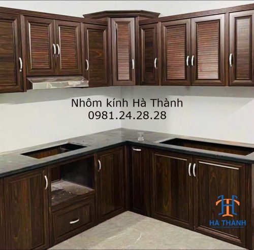 Mẫu tủ bếp nhôm nội thất Omega màu vân gỗ Trắc
