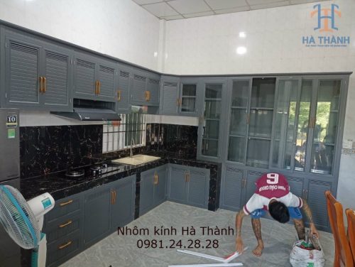 Tủ bếp nhôm màu ghi sáng