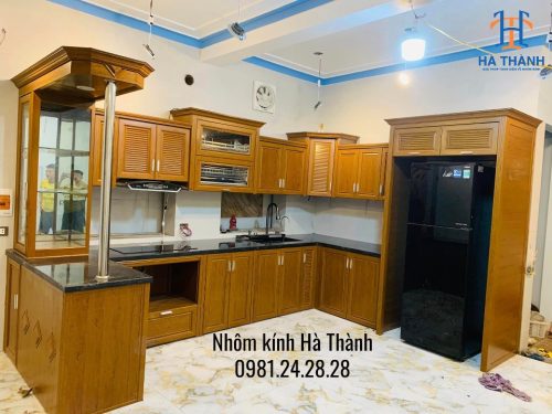 tủ bếp nhôm kính vân gỗ lim nhôm nội thất hãng Omega