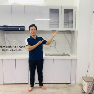 Tủ bếp khung nhôm cánh kính cường lực