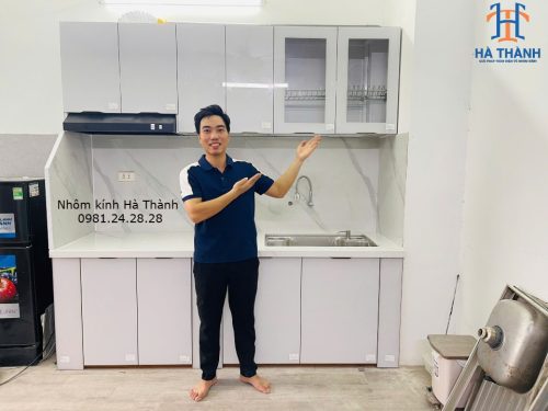 Tủ bếp khung nhôm cánh kính cường lực